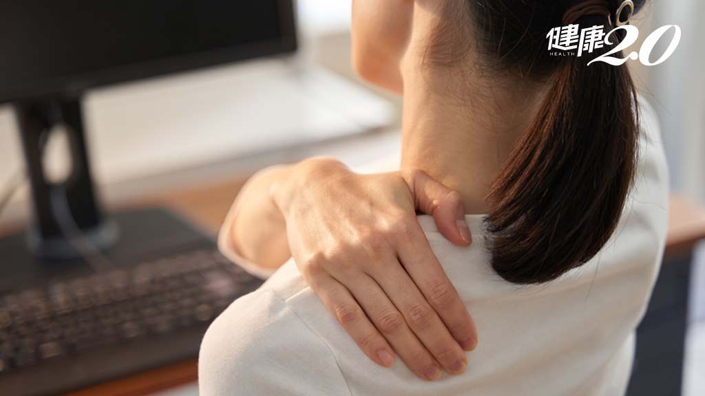 肩頸上背痠痛5大原因，小心心臟出問題！醫師教你「超人飛」運動甩肩背痛