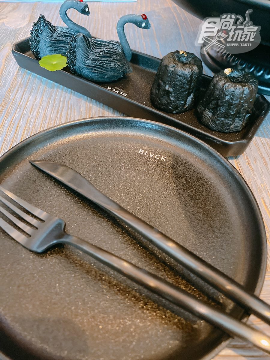 打卡必拍黑天鵝、黑漢堡！台北W飯店「黑魂下午茶」，雙人免費爽拿法國精品