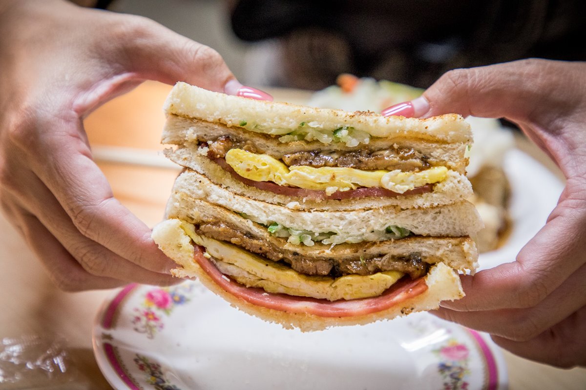１條街吃到底！金山老街周邊６必吃：塞滿３隻萬里蟹、在地人最愛炭烤三明治
