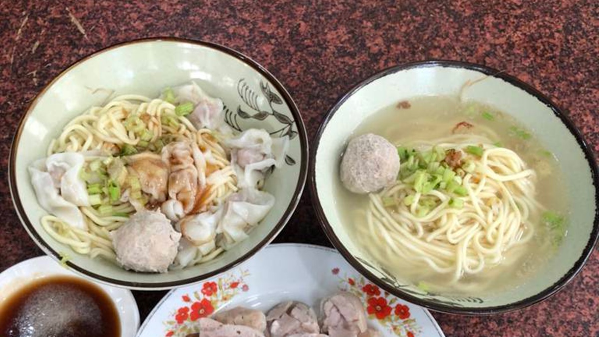 餛飩乾麵和貢丸湯麵。（圖片來源：跟著踢小米吃喝玩樂趣）