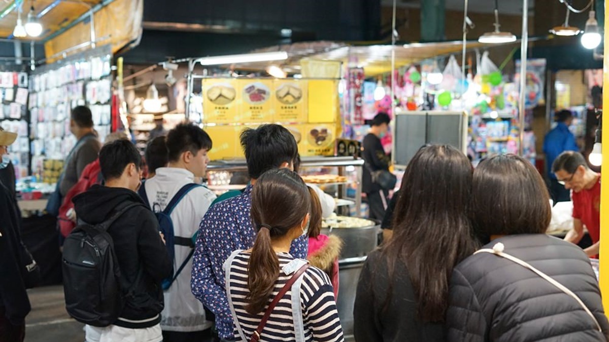 「輪の鋪紅豆餅」從下午４點半開始營業，攤位湧現超多人潮。（圖片來源：美食旅遊生活分享。欣晴）