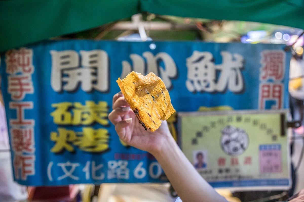 飄香60年！獨門「炭烤乾魷魚」１片僅25元，炭火香氣＋鹹甜醬汁一吃上癮