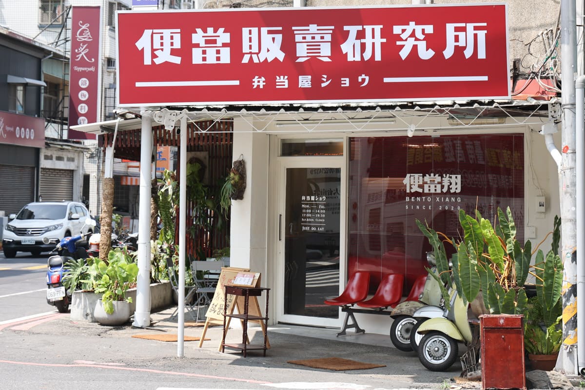 人氣便當店復古變身！台南「爆炒蒜蝦飯」擺滿７隻蝦，去殼蝦＋爆炒醬汁超鮮