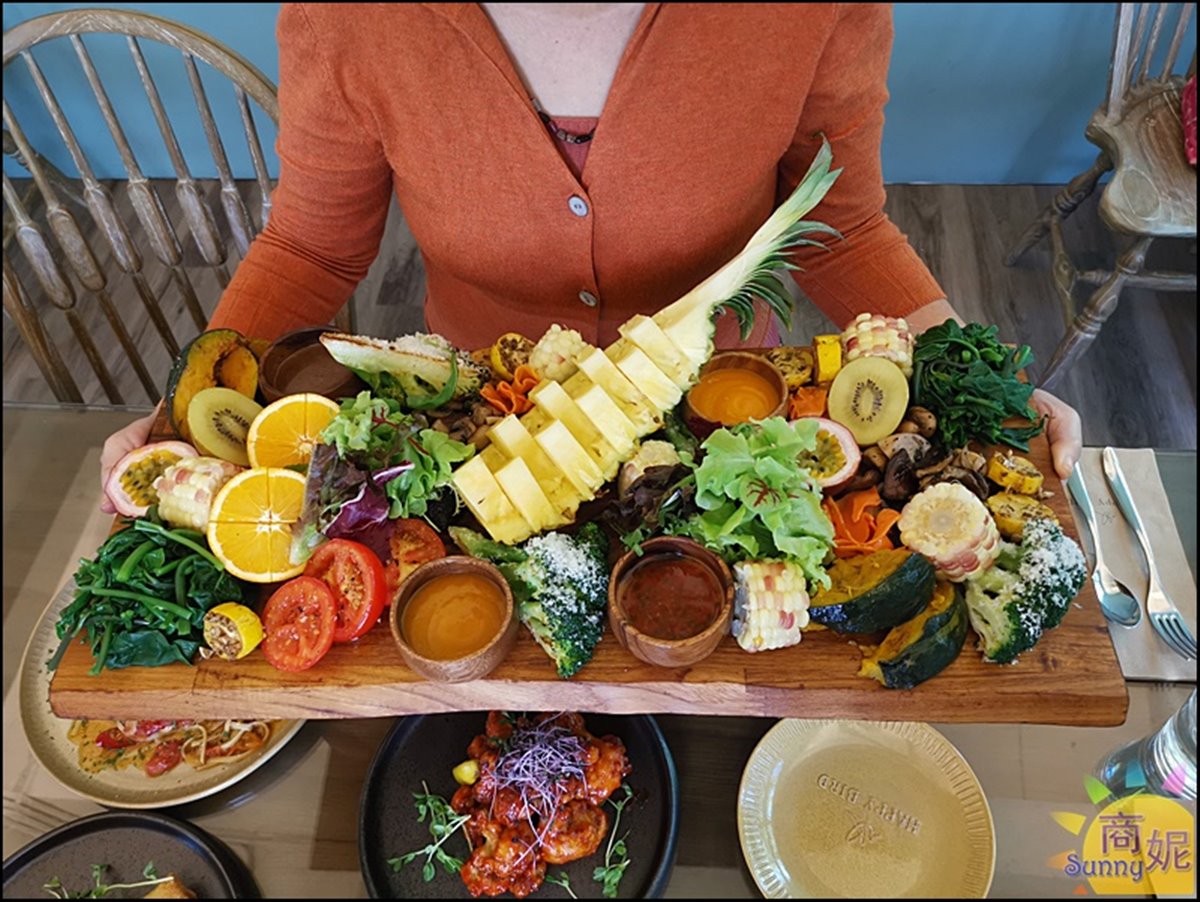 破千則4.8分好評！打卡陽明山最美蔬食餐廳，爽嗑浮誇「12種蔬果拼盤」