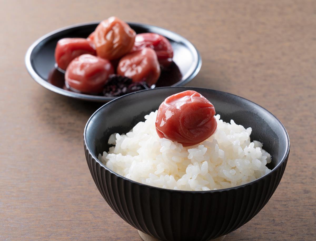 日本人為何要在飯糰中放「酸梅」？從中藥變食材，酸梅乾４功效連天皇都認證