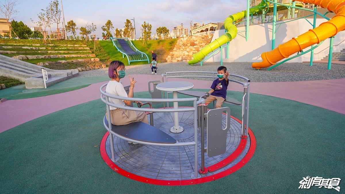 「馬卡龍公園」可以玩輪椅旋轉盤，很適合小孩放電。（圖片來源：剎有其食）