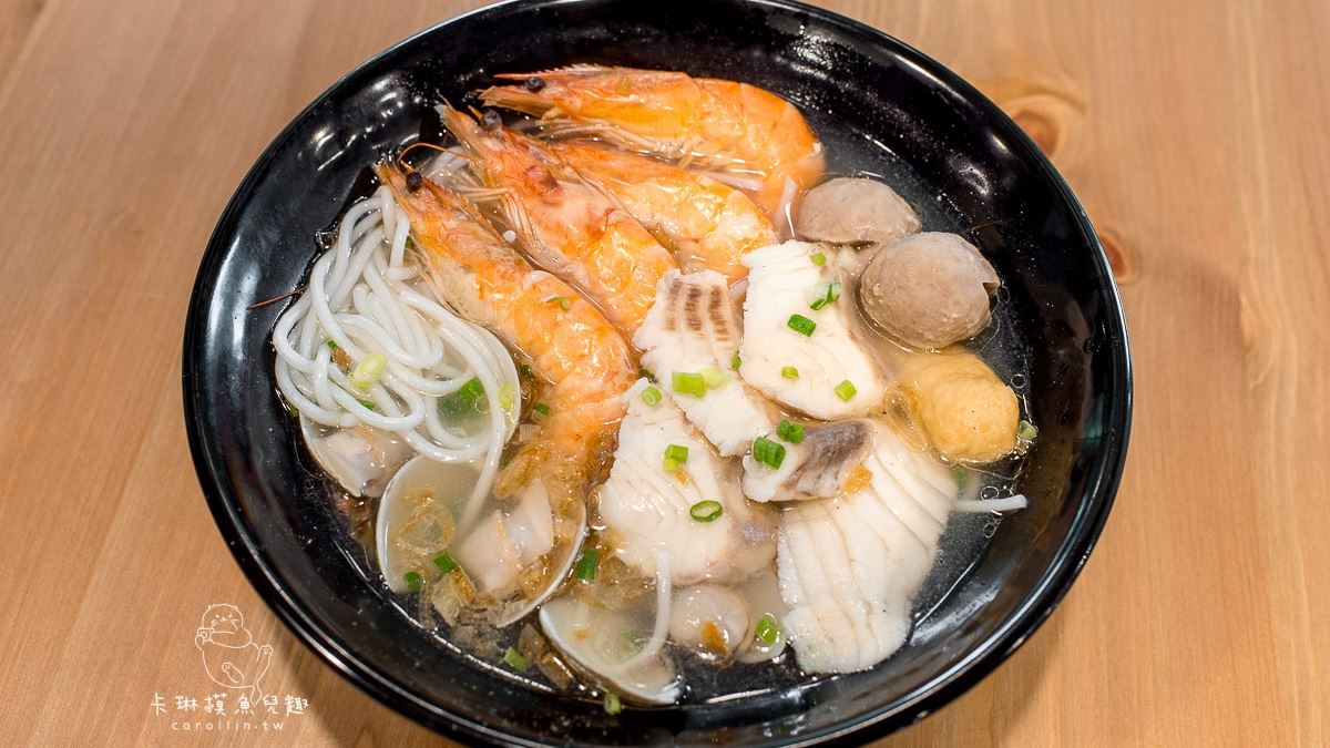 最熱門的餐點「海鮮米線」，料多超彭派。（圖片來源：卡琳摸魚兒去）