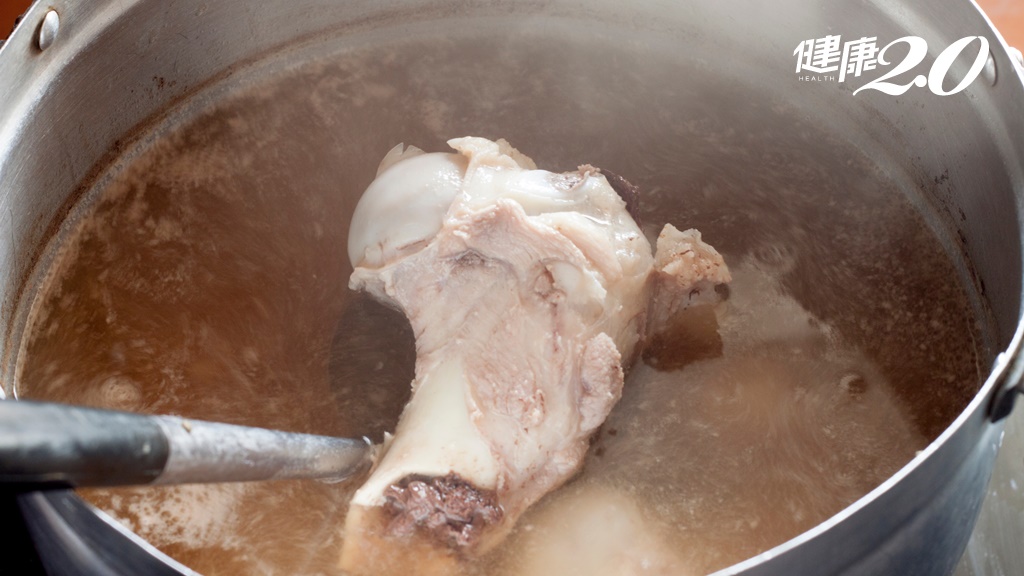 雞、豬、牛，哪種熬大骨湯最好？牛骨鈣質多 熬煮時間有訣竅，不擔心重金屬中毒