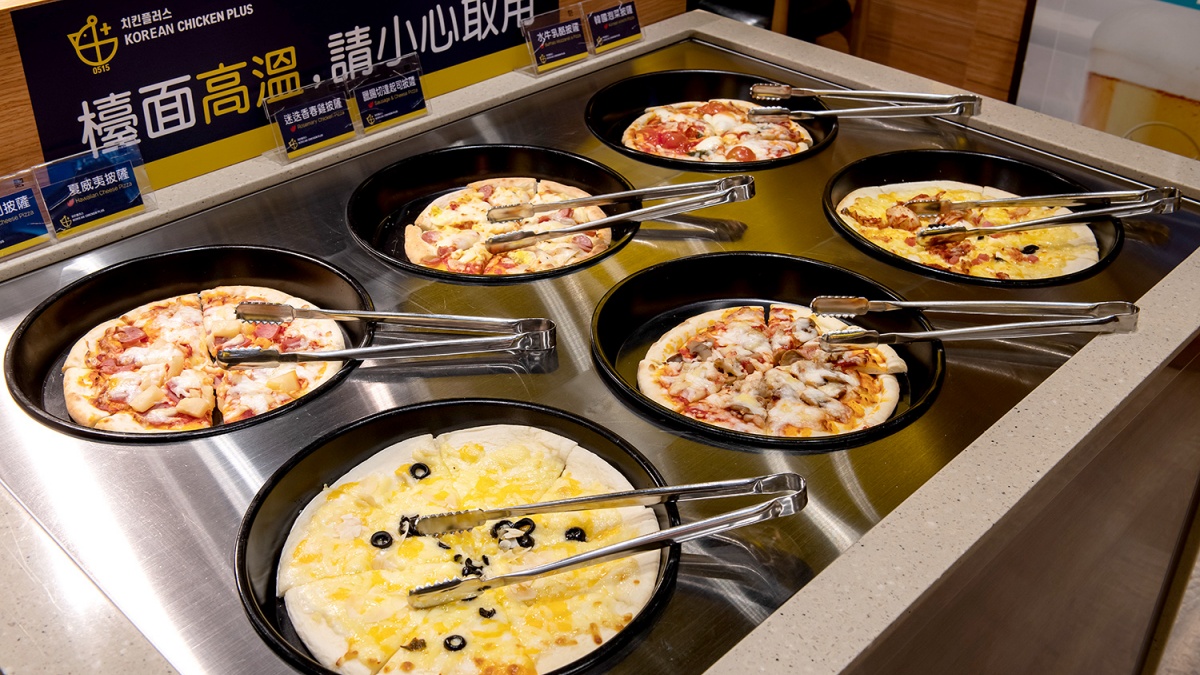 「韓式炸雞＋Pizza吃到飽」只要319元！炸雞控衝台中，再嗑年糕麵、魚板湯