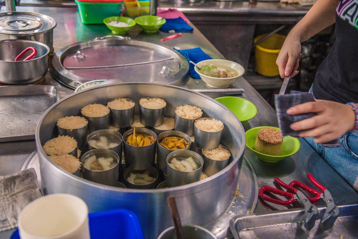 新北耶誕城開吃！板橋５家銅板小吃：滿料魷魚羹、戴帽子米糕、爆餡車輪餅