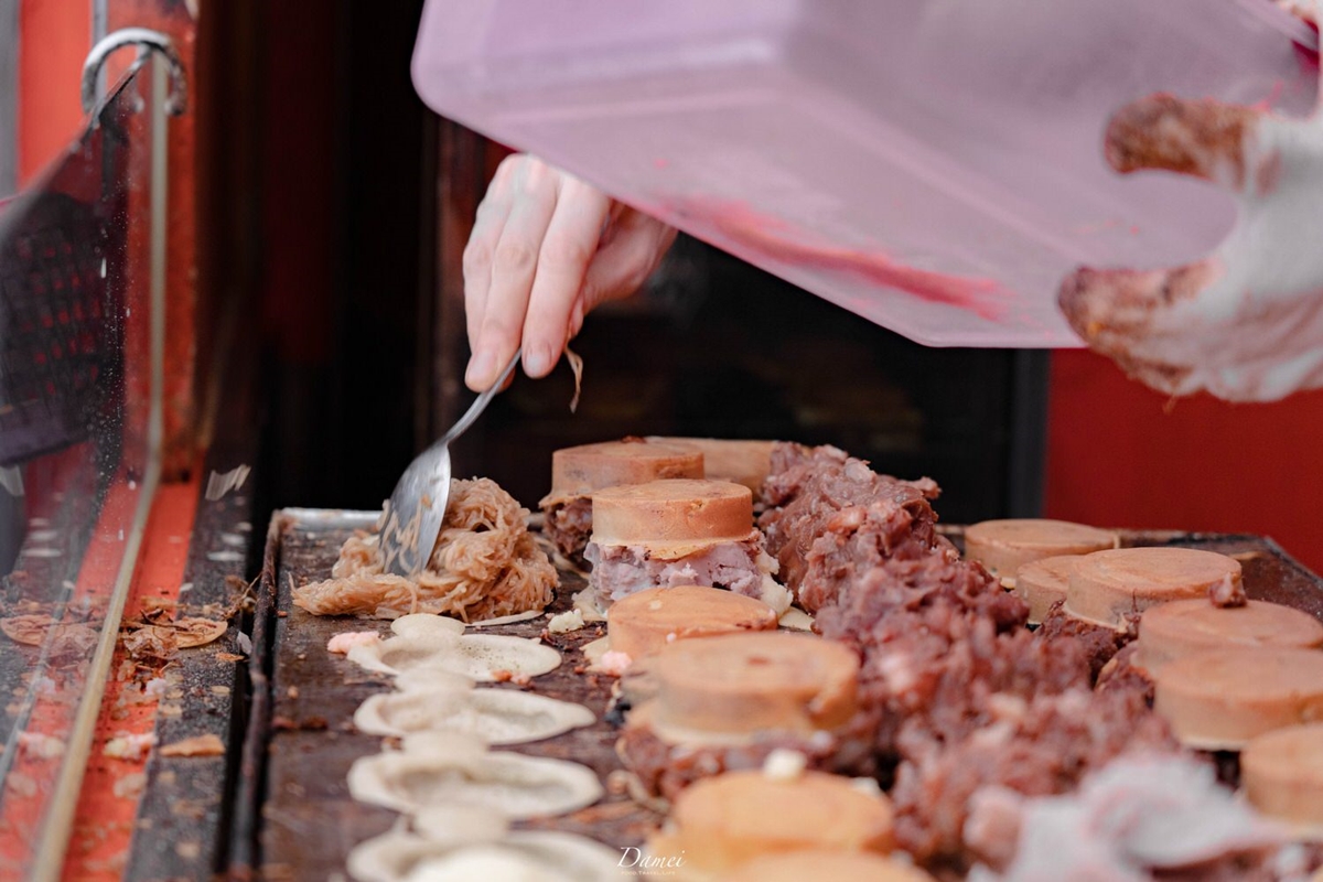 新北耶誕城開吃！板橋５家銅板小吃：滿料魷魚羹、戴帽子米糕、爆餡車輪餅
