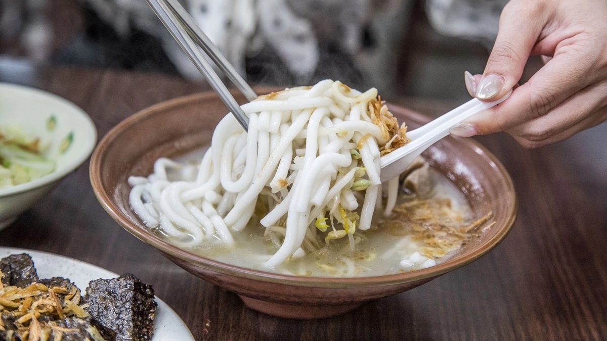 招牌米苔目湯底使用濃郁的大骨湯，喝起來很清甜。（圖片來源：大手牽小手玩樂趣）