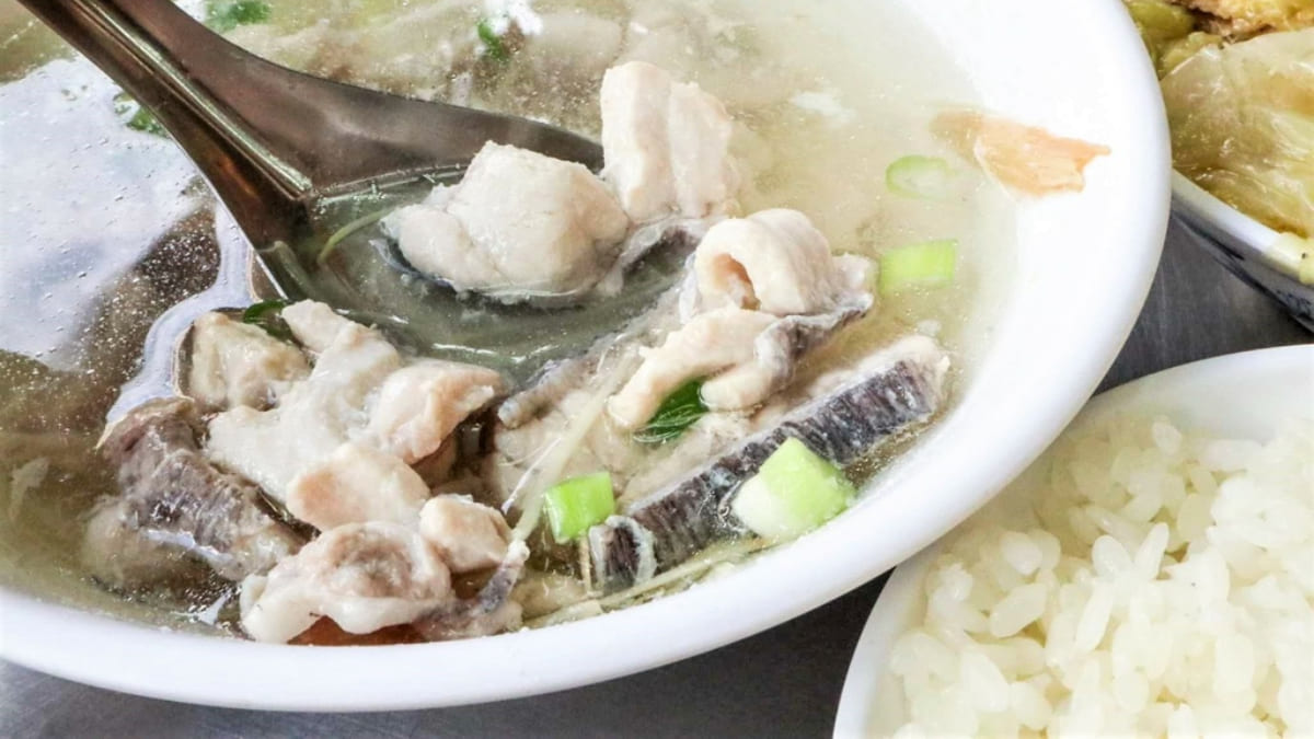 鮮魚湯湯底簡單以薑絲調味，魚肉扎實帶點彈性。（圖片來源：朝食女孩 & Lady L）