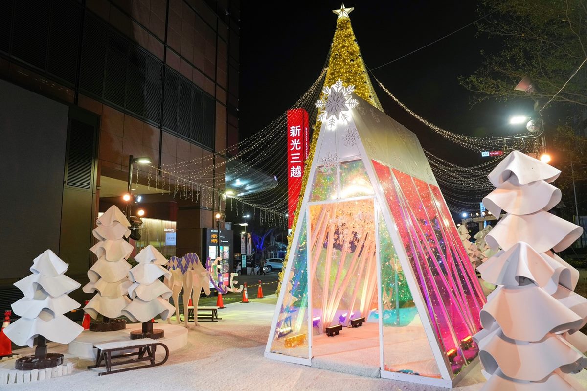 全台首座大型耶誕樹在台南！必拍13公尺香檳色耶誕樹、彩虹玻璃屋、芬蘭鐘塔