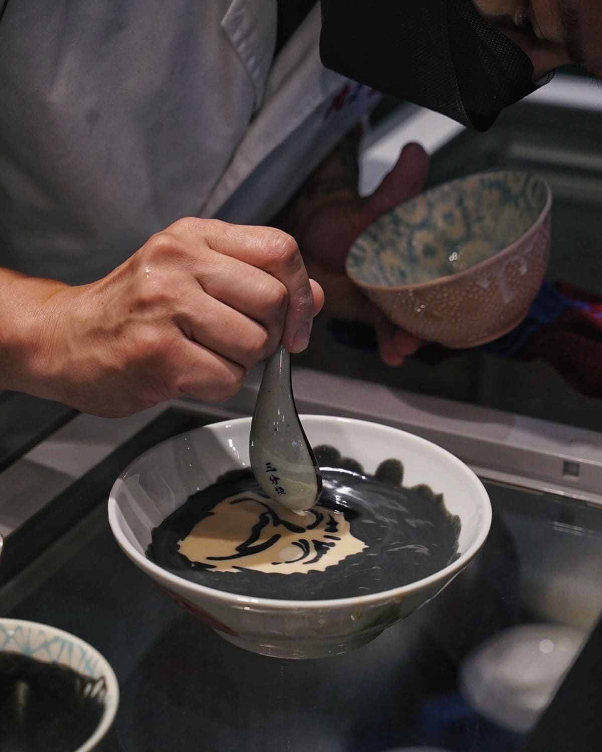 芝麻糊竟也能拉花？道地「港式糖水」有香港老闆超狂作畫，濃郁唰嘴一吃上癮