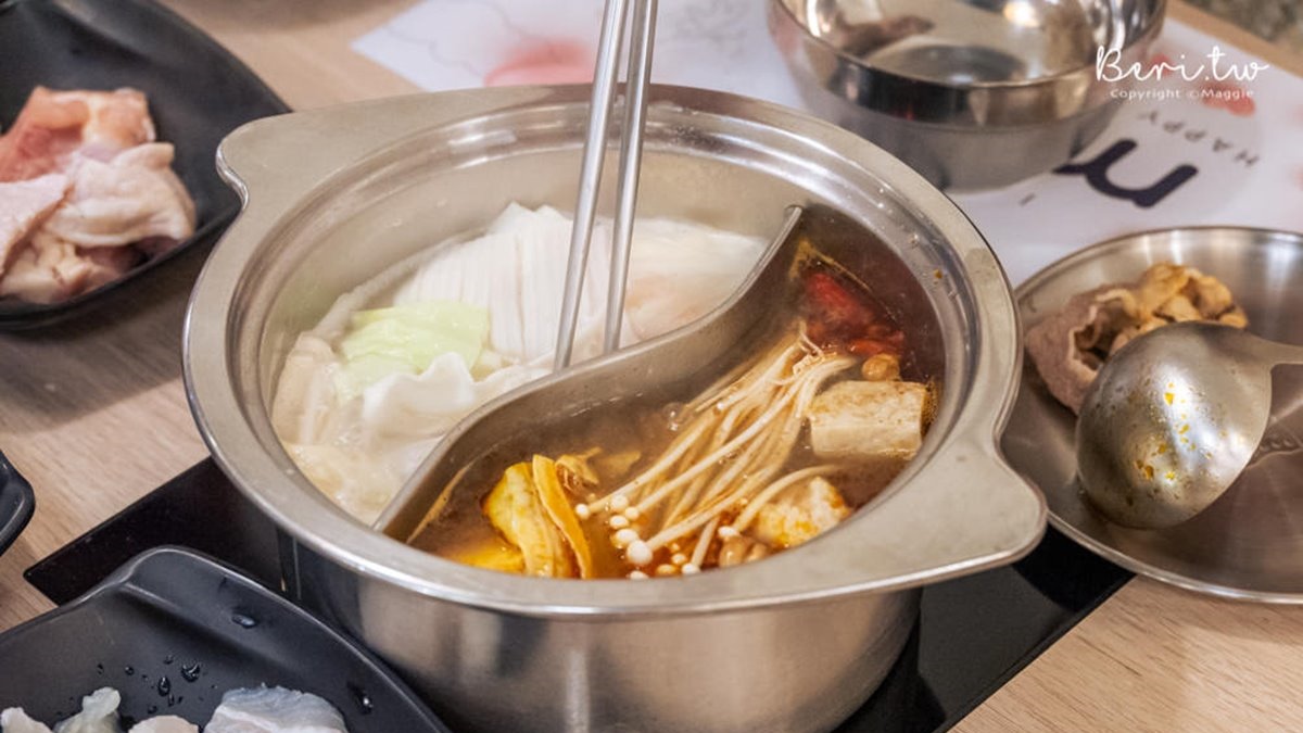 「倉津鍋物」個人鍋可搭配鴛鴦湯底，是１個人也能享受的吃到飽火鍋。（圖片來源：莓姬貝利食事旅行）