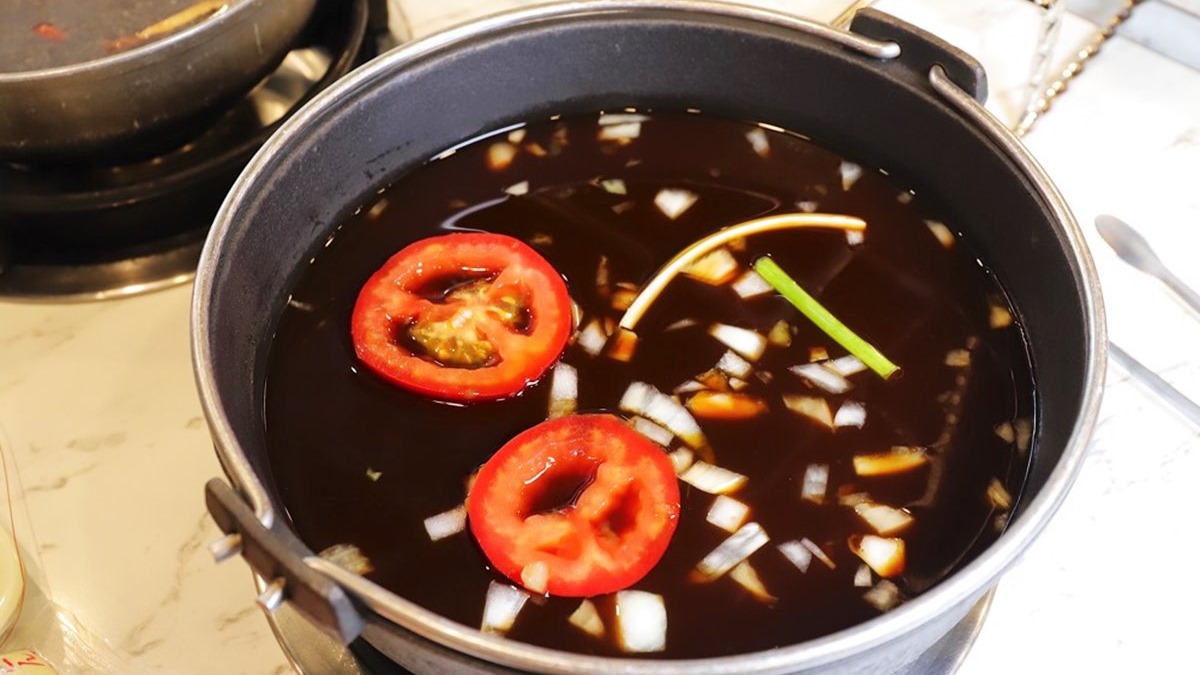 番茄壽喜燒，是福豆屋的招牌湯底。（圖片來源：進食的巨鼠）