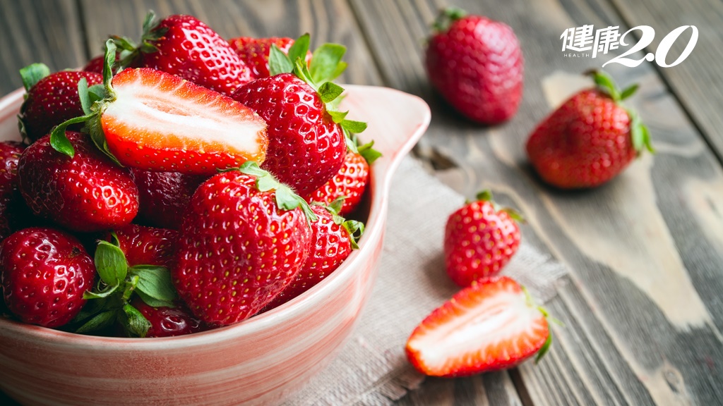草莓控吃起來！冬季吃草莓保護泌尿道、調免疫力，醫師教4個小祕訣安心吃