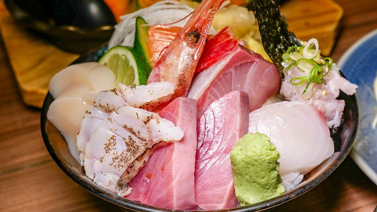 海鮮丼是這裡的招牌，特色就是鮮又厚，能充分品嘗到魚的鮮味與油脂香氣。（圖片來源：鄉民食堂）