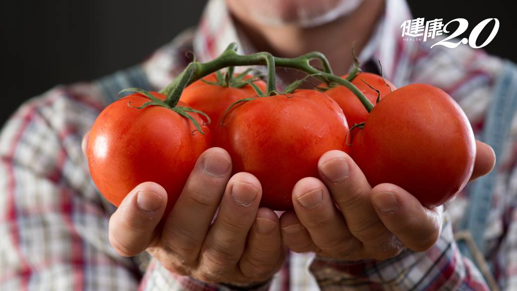 男50歲後半數攝護腺肥大！泌尿醫推「這營養素」保養又防癌 吃番茄就有、4招補充更有效