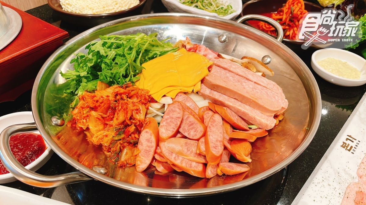 「本家BORNGA韓式燒肉」部隊鍋有滿滿的配料。
