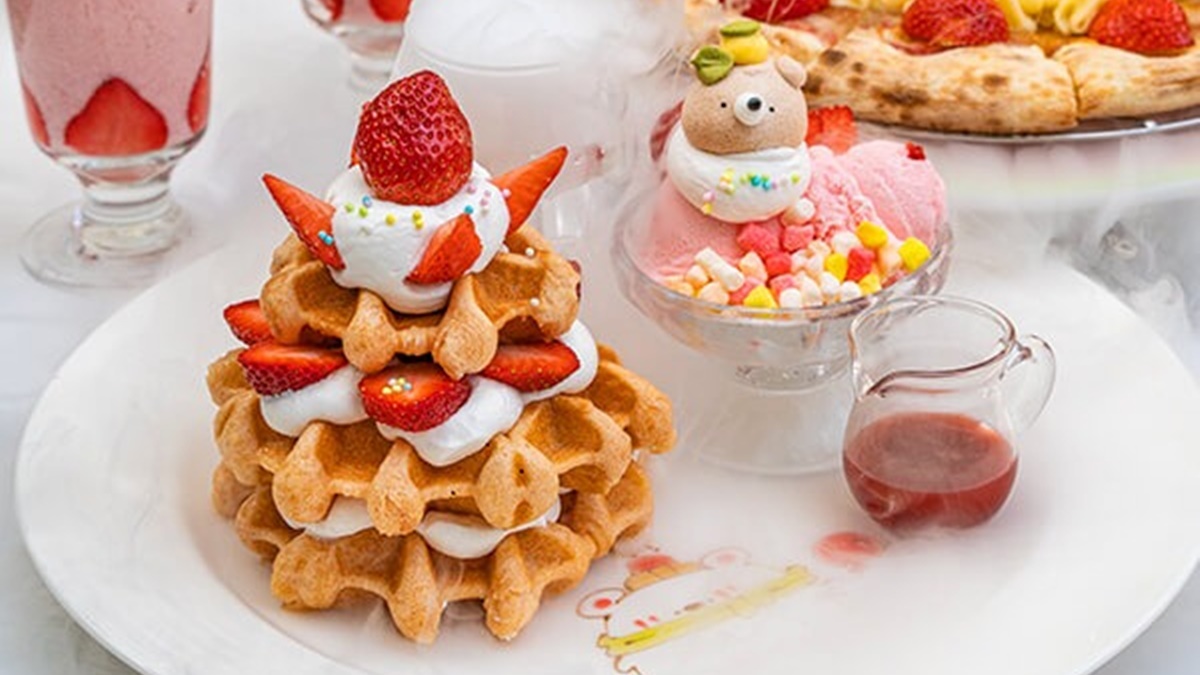 「愛戀草莓鬆餅塔」一旁還附上草莓冰淇淋及超可愛手作馬林糖熊熊。（圖片來源：虎麗笑嗨嗨）