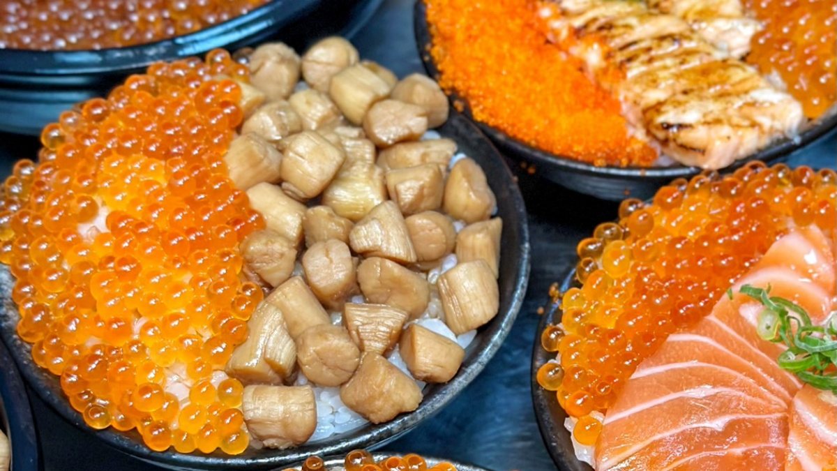 「爆鮭魚卵干貝丼」有滿滿鮭魚卵＋醃製小干貝。（圖片來源：阿華田的美食日記）