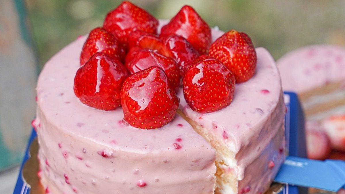 冬季限定的「紅寶石草莓蛋糕」擁有夢幻的粉紅色澤。（圖片來源：跟著尼力吃喝玩樂）