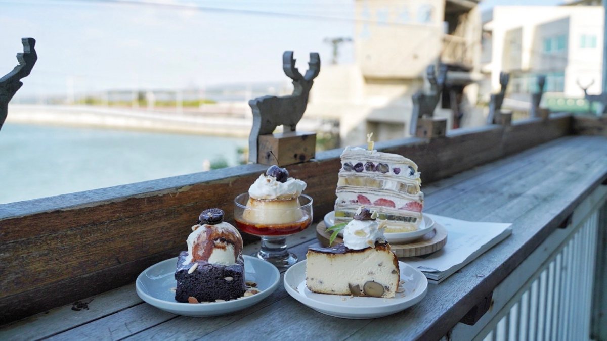 繽紛甜點搭配後方海景，真的好喜歡這樣的海景咖啡廳。（圖片來源：阿華田的美食日記）