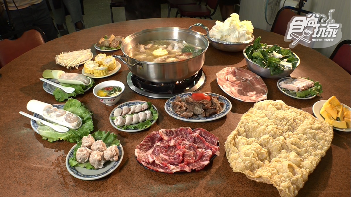 火鍋湯頭使用豬大骨、蔬果、扁魚、蝦米等食材熬煮，味道很醇厚。