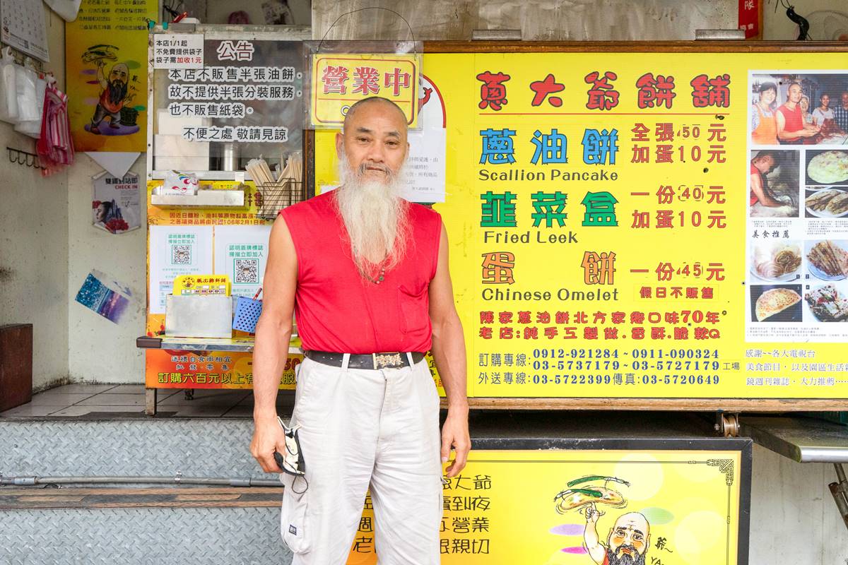 只有新竹吃得到！清大商圈70年老店「灌蛋蔥油餅」，韭菜盒餡料爆滿也必點