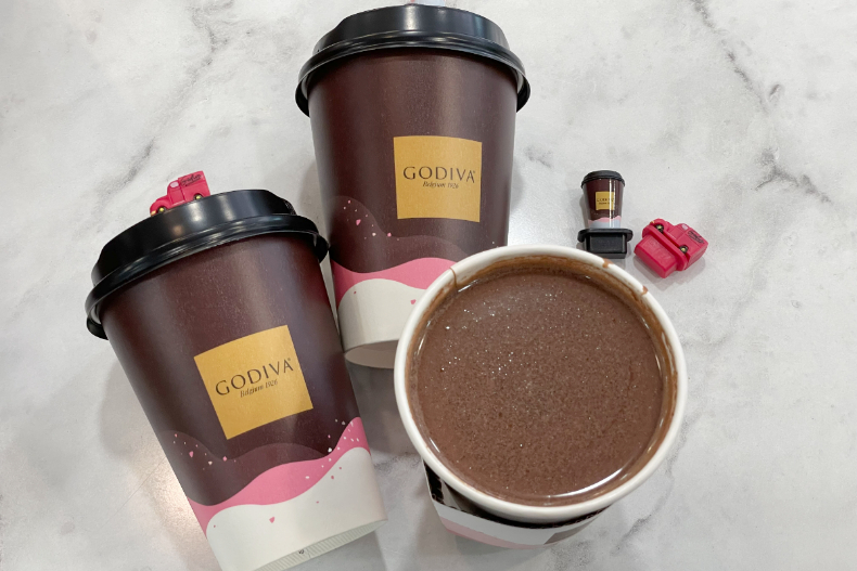 7－11冬季限定「GODIVA粉紅鹽熱巧克力」這天開賣！可愛升級「粉嫩巧克力車」杯塞超欠收