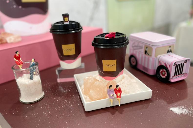 7－11冬季限定「GODIVA粉紅鹽熱巧克力」這天開賣！可愛升級「粉嫩巧克力車」杯塞超欠收