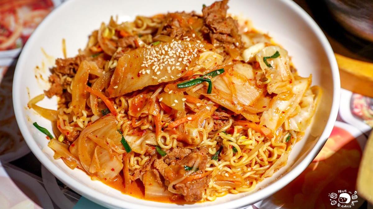 「炒韓式牛肉泡麵」分量真的不少，辣中帶甜的韓國辣醬讓人食慾大開。（圖片來源：陳小可的吃喝玩樂）