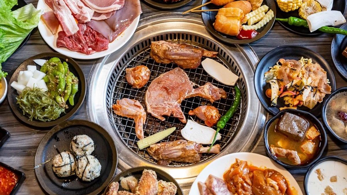 「肉鮮生韓式烤肉吃到飽」是中壢人氣很高的韓式料理。（圖片來源：愛伯特吃喝玩樂全記錄）