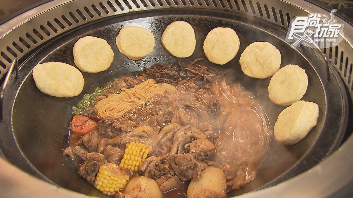 招牌「鐵鍋燉」使用特製醬底燉煮再加入大骨高湯，喝起來鹹香溫潤。