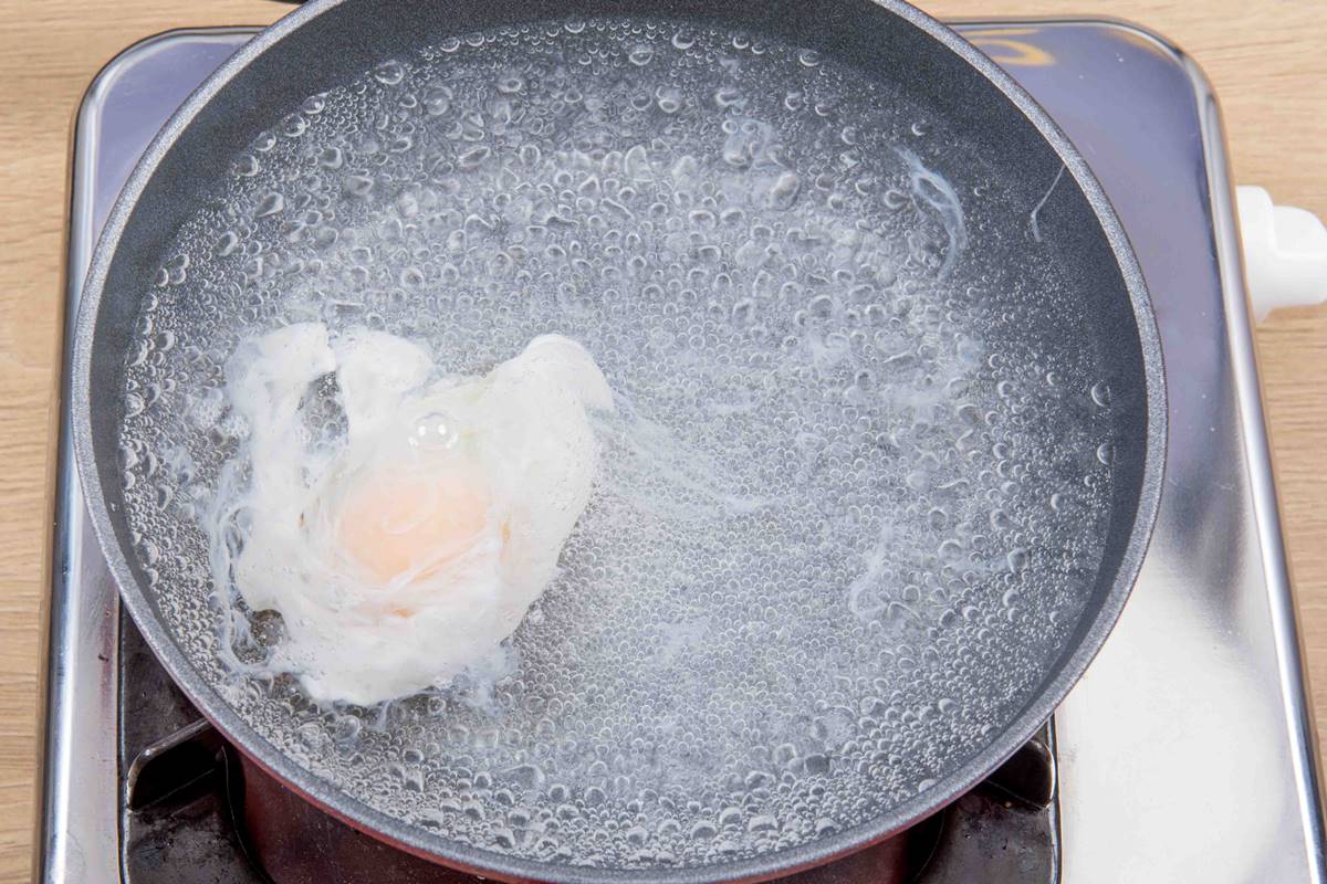 花式吃蛋丨一枚形状完美、吹弹可破的水波蛋是如何炼成的