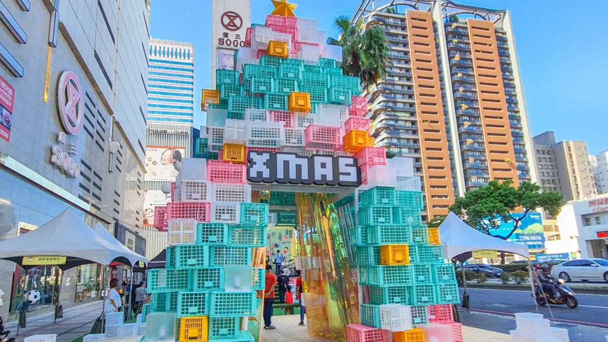 廣三SOGO今年耶誕節用物流箱打造8.5米高的耶誕樹「耶誕塊樂」。（圖片來源：刹有其食）