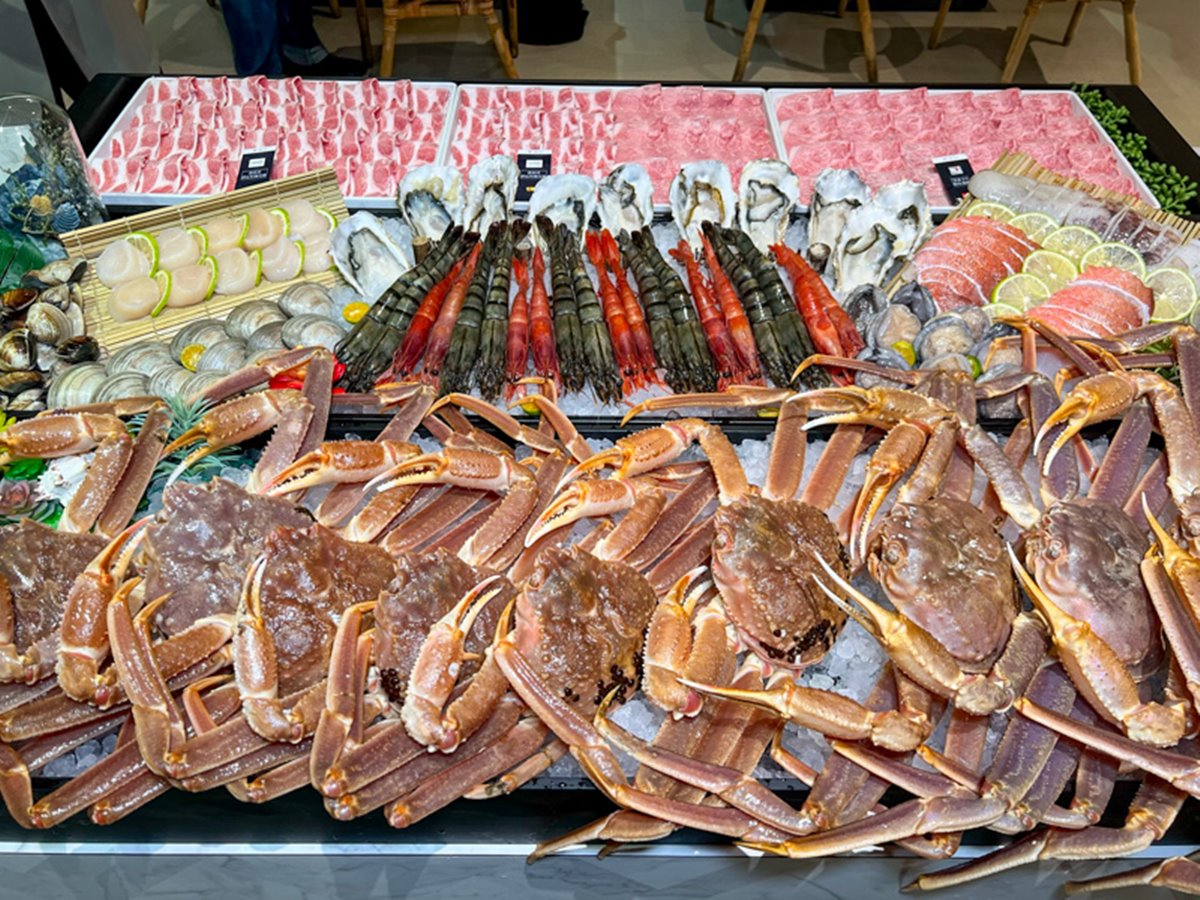 全台最狂尾牙餐廳！10隻「活體松葉蟹」霸氣上桌，爽嗑海鮮＋和牛火鍋快搶訂