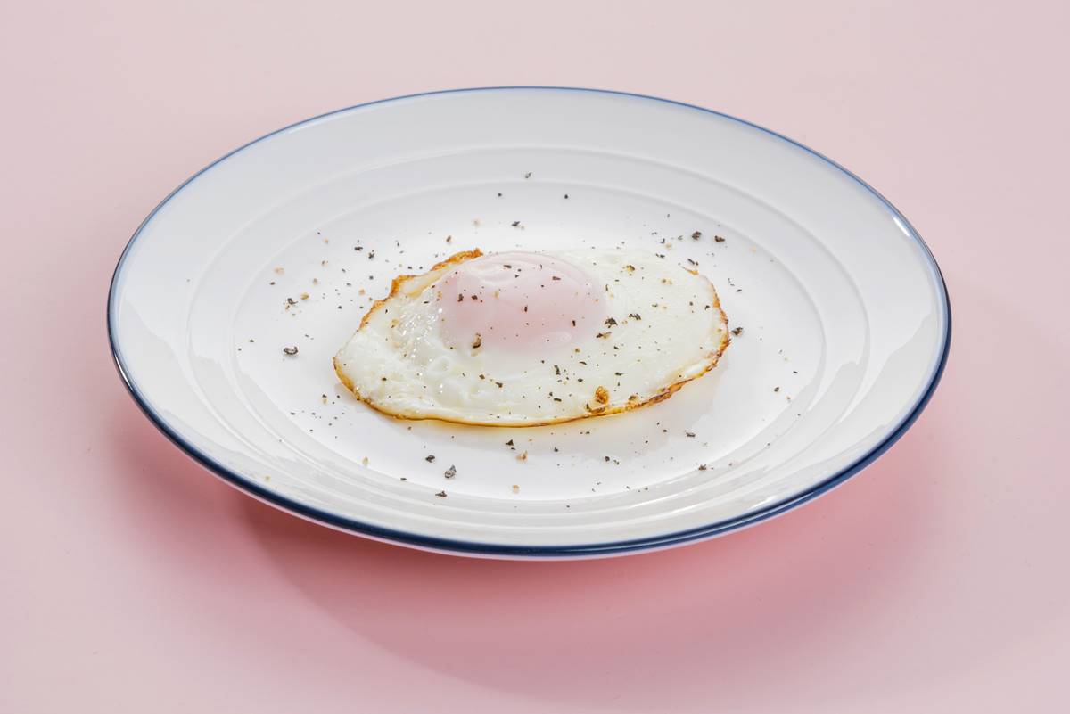 初學者也學得會！３分鐘煎出超完美荷包蛋，加１個動作變餐廳級「半月蛋」