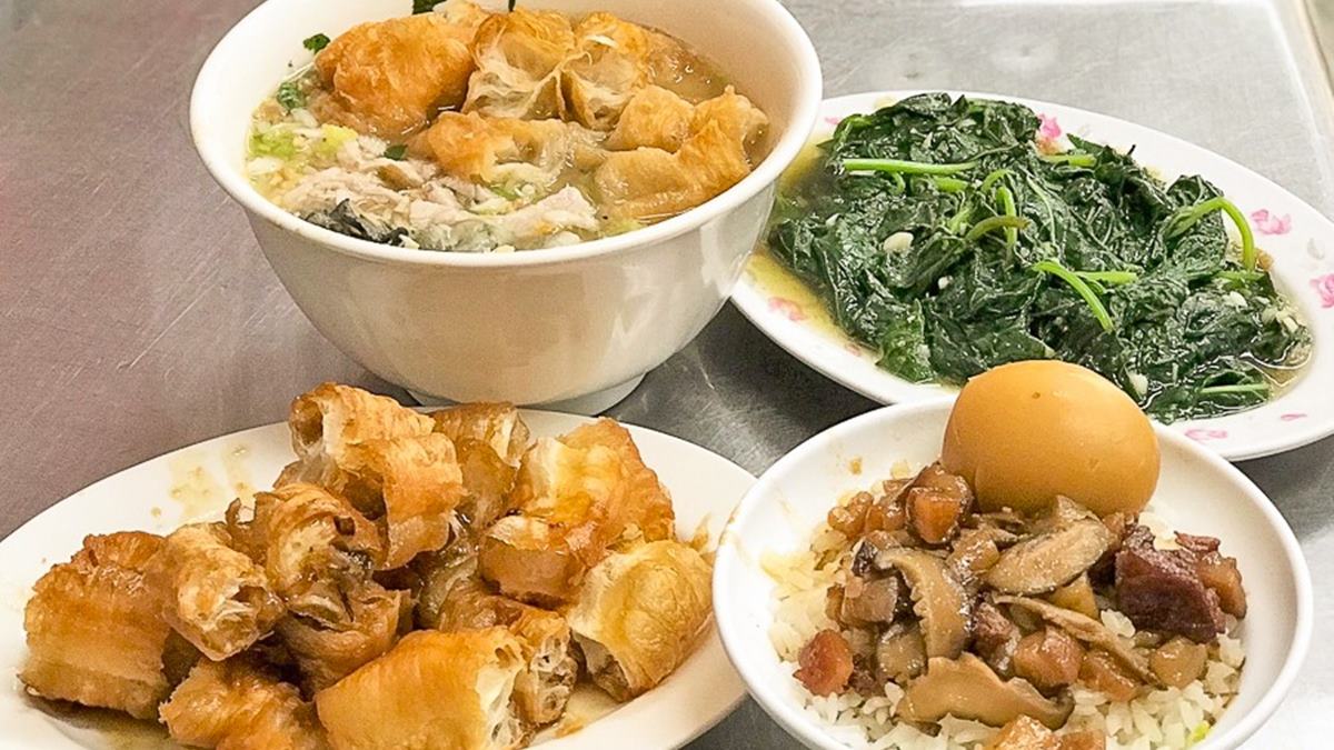 「琴姐土魠魚粥香菇肉燥飯」是在地親民的早餐、午餐美食。（圖片來源：跟著尼力吃喝玩樂）