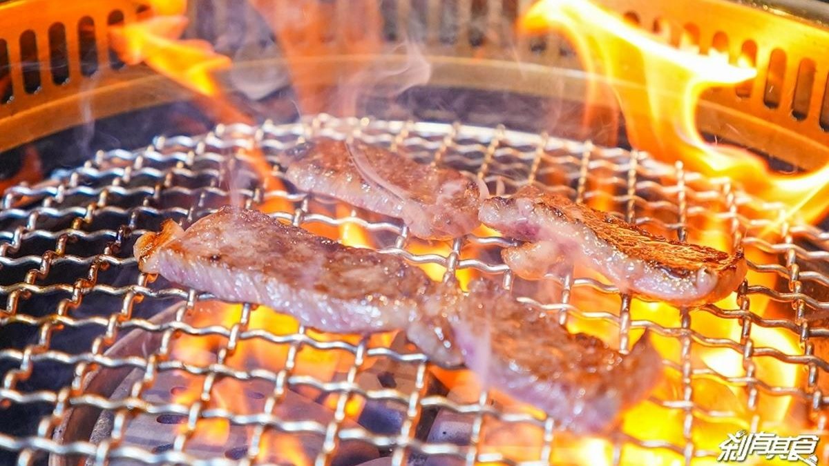 日本A5和牛上烤爐就滋滋作響，還冒出熊熊火焰，肉汁香氣四溢太誘人了！（（圖片來源：剎有其食）