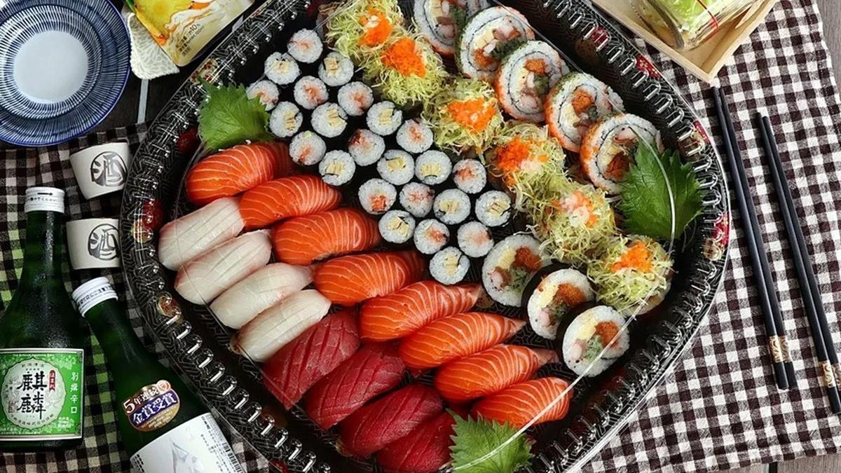 ４人份的大餐盒裡吃得到８種口味的壽司，超級滿足。（圖片來源：瑪莉食報）