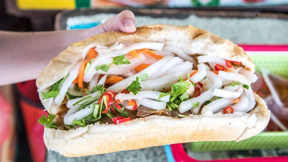 越南法國麵包裡面的餡料滿滿的，拿在手上沈甸甸的超有分量。（圖片來源：大手牽小手玩樂趣）