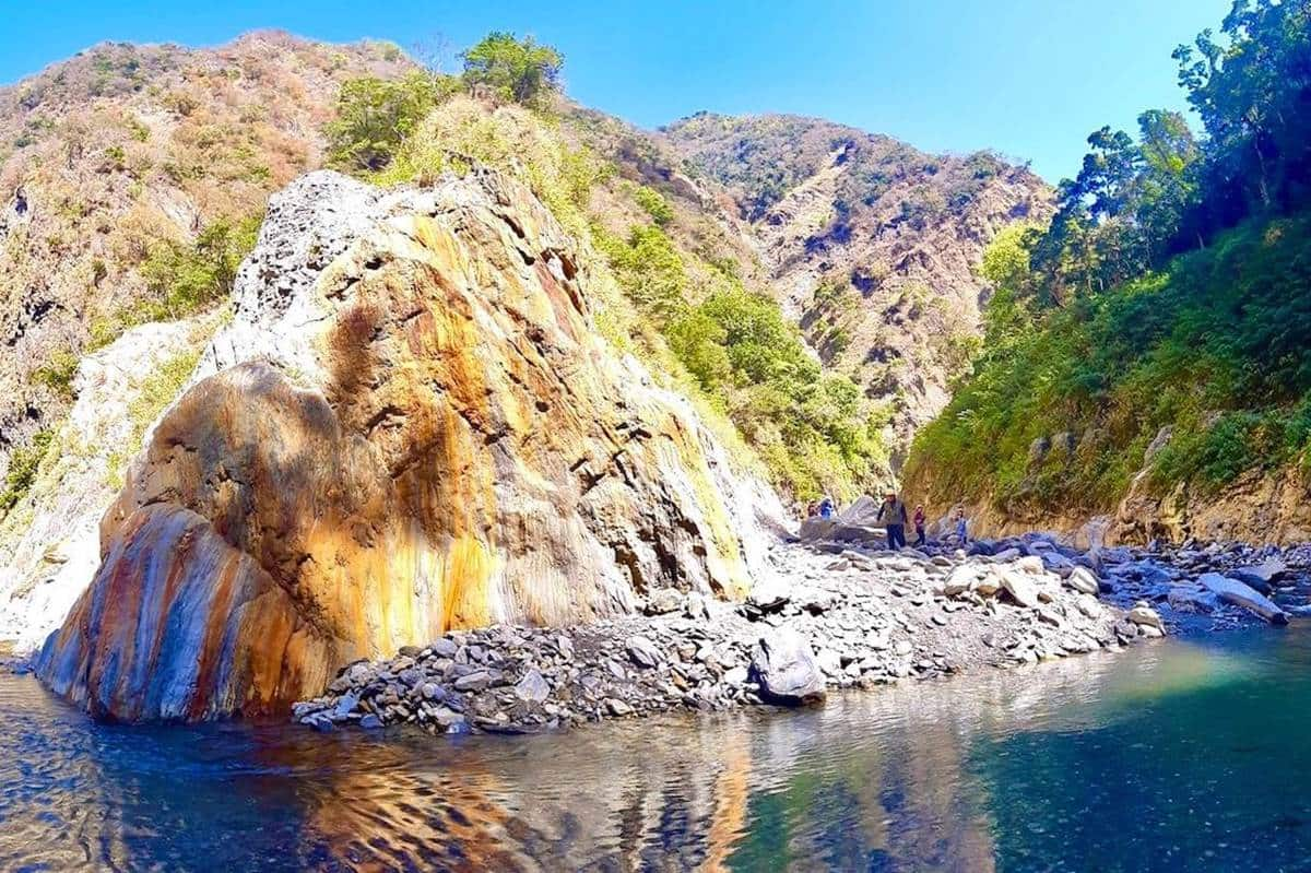 免花錢爽泡湯！３大野溪溫泉祕境：全台唯一「洞穴溫泉」、季節限定七彩岩壁