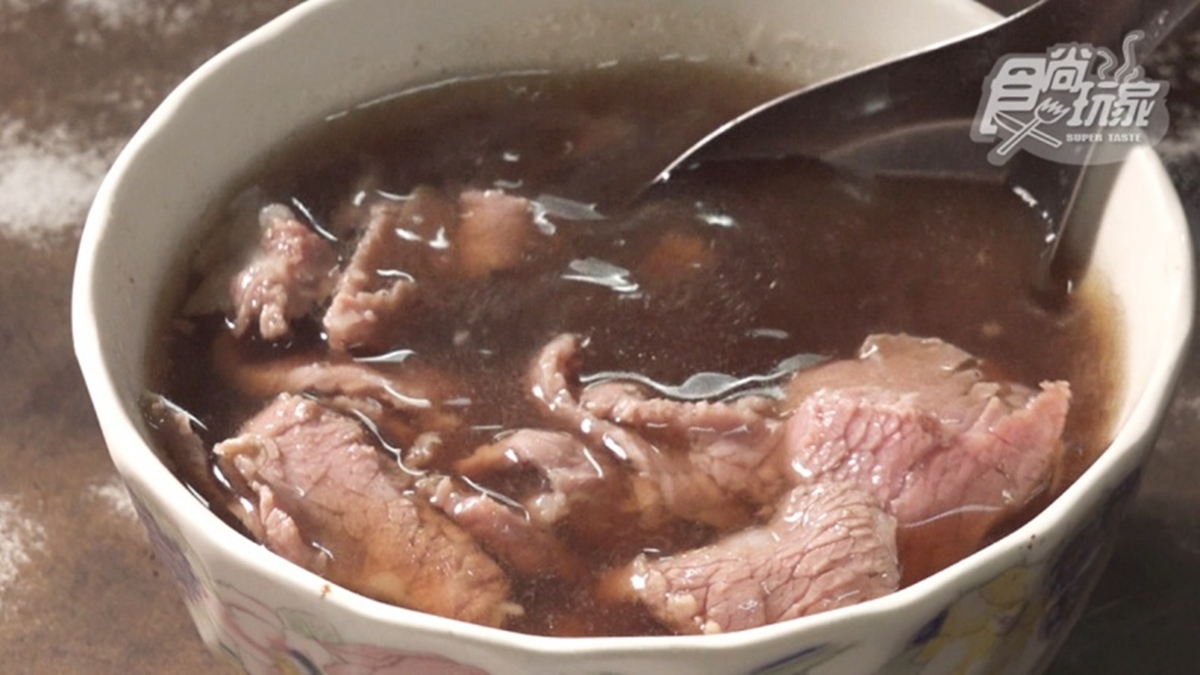 內行的都知道，湯ㄧ上桌可以先把肉都先撈起來，避免泡在湯裡愈來愈熟。