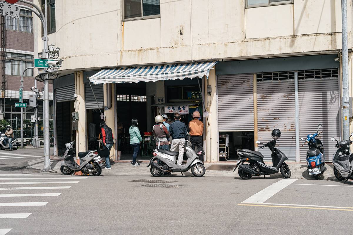 台中神祕美食＋１！無招牌40年老店藏「綠油精肉丸」，一開賣中午不到就完售