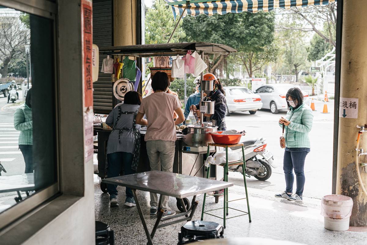 台中神祕美食＋１！無招牌40年老店藏「綠油精肉丸」，一開賣中午不到就完售