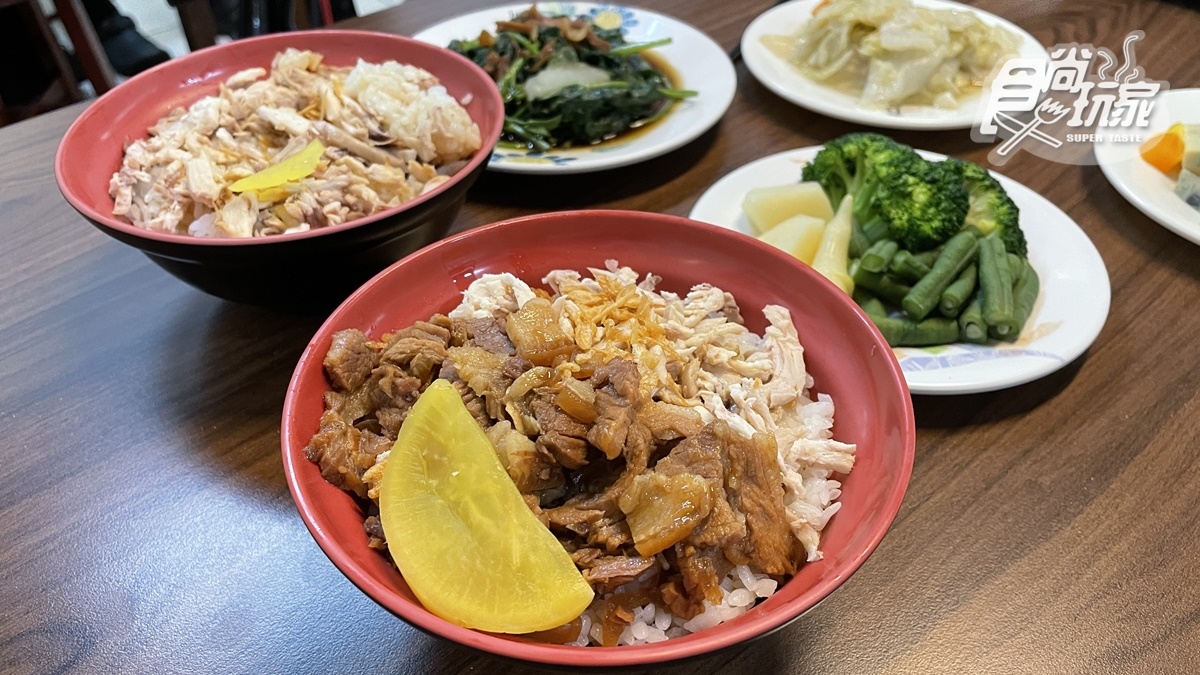 滿料雞魯飯是招牌餐點，雞肉也很大塊。