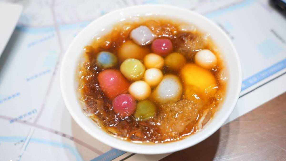 「綜合甜湯圓」吃得到芝麻、花生、芋頭、紅豆加上小湯圓的組合。（圖片來源：卡夫卡愛旅行）